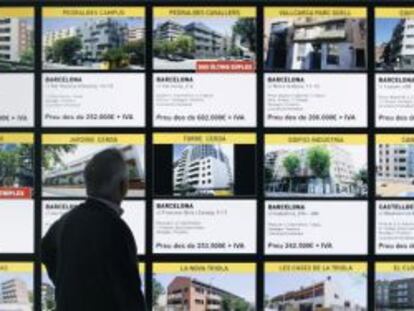 Un hombre mira las ofertas de un stand en una edición pasada de la feria inmobiliaria de Madrid.