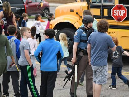 Las afueras del colegio Highlands Ranch, tras el tiroteo. 