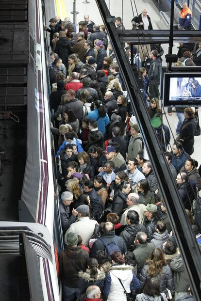 Los pasajeros se agolpan para acceder a un vagón de Metro en la estación de Nuevos Ministerios de Madrid, la primera jornada de paros del mes de diciembre, que además coinciden en la hora punta de la mañana.