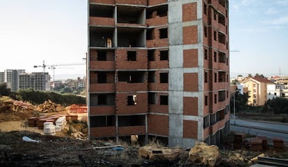 Un edificio en obras en Árgel. Los encargados suelen ser turcos o chinos; los obreros, malienses, cameruneses o de Costa de Marfil.