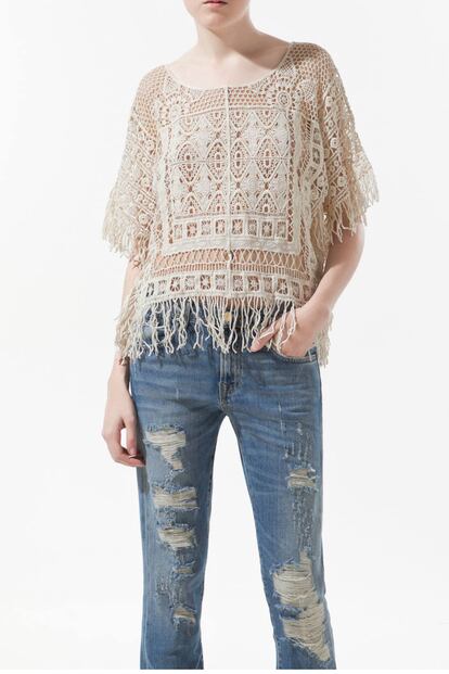 Camiseta de crochet con flecos. En Zara por 39.95 euros.