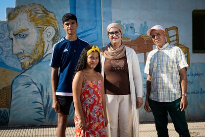 Desde la izquierda, Rida y Ghita Ouahmane, junto a sus padres, Zinba Hamzaoui, y Moha Ouahmane, frente al colegio público de El Algar, Murcia, donde estudia la niña.