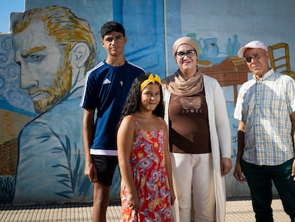 Desde la izquierda, Rida y Ghita Ouahmane, junto a sus padres, Zinba Hamzaoui, y Moha Ouahmane, frente al colegio público de El Algar, Murcia, donde estudia la niña.
