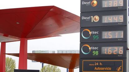 Panel de una gasolinera en Madrid con los precios de los combustibles.