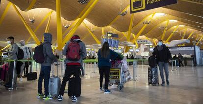 Pasajeros en la terminal 4 del aeropuerto Adolfo Suárez Madrid-Barajas.