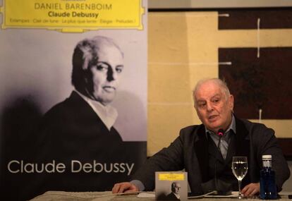 El pianista y director de orquestra Daniel Barenboim, ayer en Madrid, rinde homenaje a Claude Debussy en el 100&ordm; aniversario de su muerte.