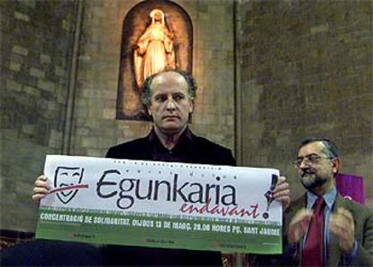 El director de <i>Egunkaria,</i> Martxelo Otamendi, ayer tras un acto en una iglesia de Barcelona.