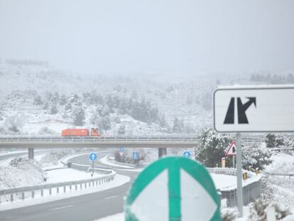 Carretera nevada a la Conca de Barberà.