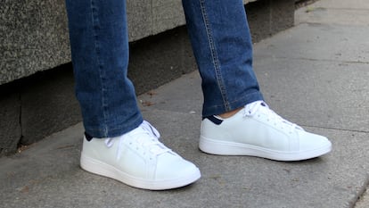 Artículo de EL PAÍS Escaparate sobre unas zapatillas de Tommy Hilfiger para hombre en oferta.