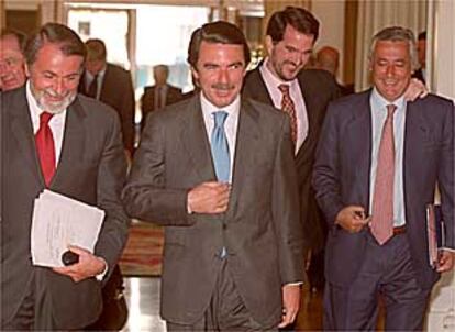 El presidente del Gobierno, José María Aznar, con Mayor Oreja, Iturgaiz y Arenas, ayer en Bilbao.