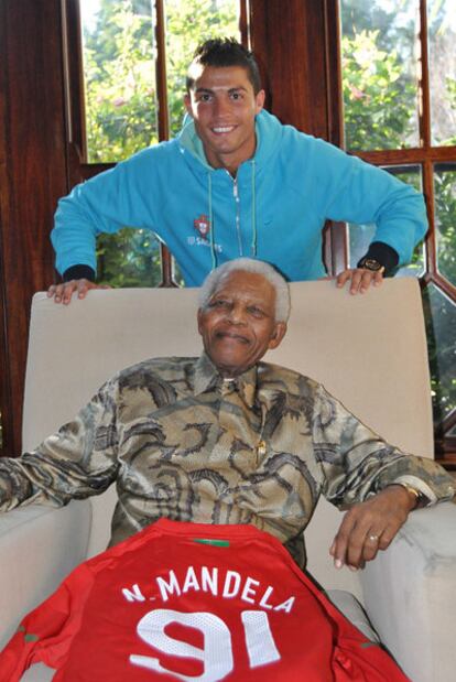 Nelson Mandela y Cristiano Ronaldo, ayer en Johanesburgo.