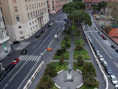 Vista de la calle Nazario Sauro en Nápoles, vacía por las medidas del gobierno italiano para el control del coronavirus COVID 19.