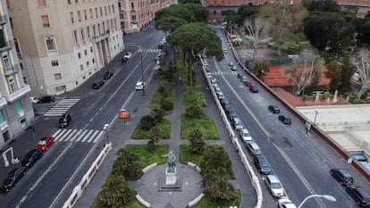 Vista de la calle Nazario Sauro en Nápoles, vacía por las medidas del gobierno italiano para el control del coronavirus COVID 19.