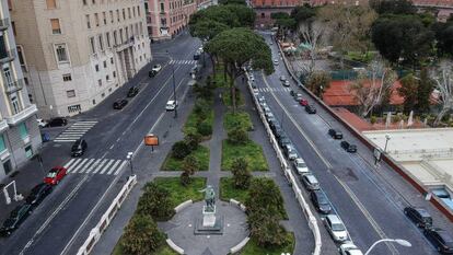 Vista de la calle Nazario Sauro en Nápoles, vacía por las medidas del gobierno italiano para el control del coronavirus COVID 19.