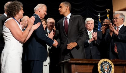 Former President Barack Obama shakes hands with current US President Joe Biden in July 2010