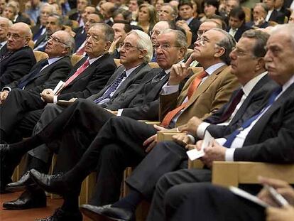 De derecha a izquierda, Ricard Fornesa, Javier Godó, Isidre Fainé, Leopoldo Rodés, Jordi Mercader, Salvador Gabarró, Miquel Puig y Josep Oliu, en el acto que se celebró ayer en la escuela de negocios IESE.