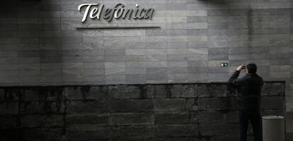 Exterior de la fachada de la sede de Telefónica en Madrid.