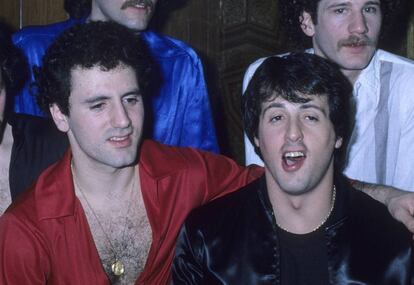 Frank Stallone con su hermano Sylvester Stallone en 1978 en un concierto en Hollywood, California.