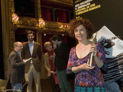 Icíar Bolláin porta el premio que ayer le concedió el festival donostiarra.