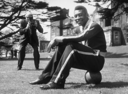 Durante un descanso en el entrenamiento de la selección de Brasil previo a un encuentro contra Inglaterra, el 7 de mayo de 1963.