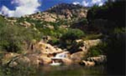 Los árboles bautizaron la sierra como Guadarrama (río de piedra). En la fotografía, el río Manzanares en La Pedriza.