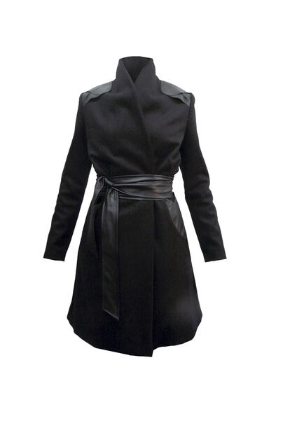 Si sales de casa necesitarás completar tu outfit con un abrigo de noche como este con aplicaciones de cuero de Yono Taola. 