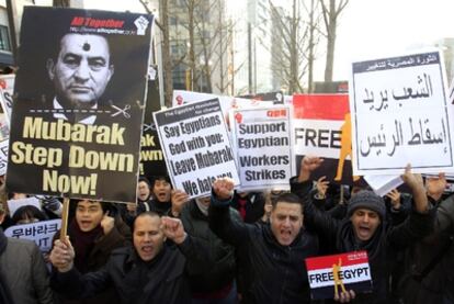 Manifestantes enfurecidos exigen a Mubarak que se vaya.