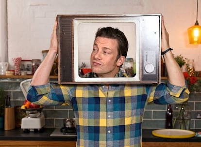 Jamie Oliver tomando un té en uno de los salones de sus oficinas londinenses, desde donde planea el asalto digital a la gastronomía.
