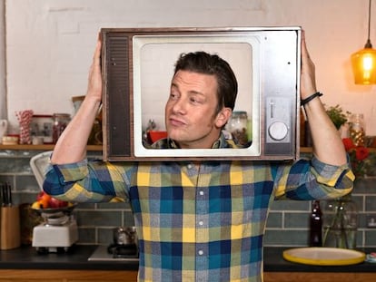 Jamie Oliver tomando un té en uno de los salones de sus oficinas londinenses, desde donde planea el asalto digital a la gastronomía.