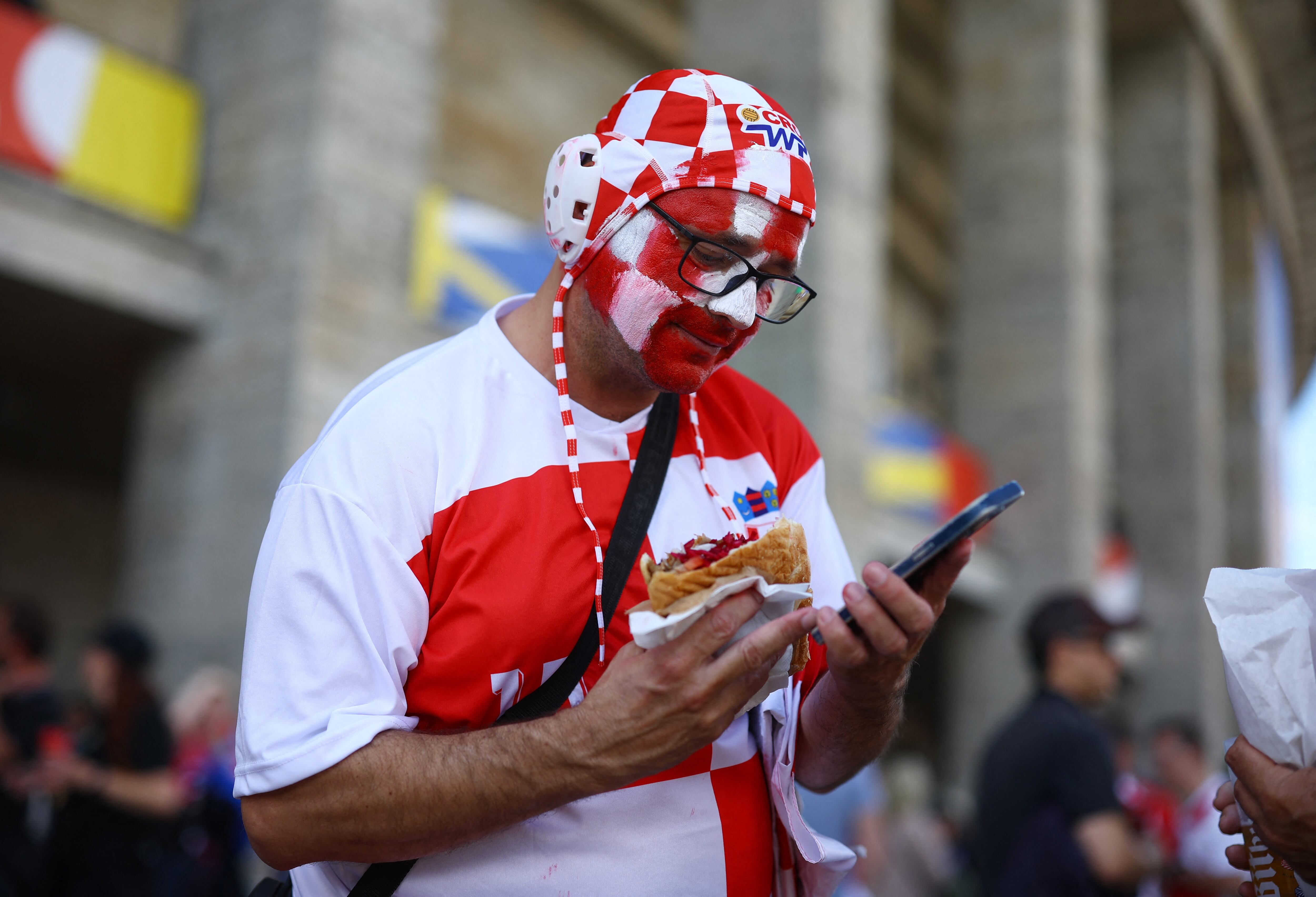 Un aficionado croata pintado con los colores de la bandera de su país, en el exterior del estadio Olímpico de Berlín.