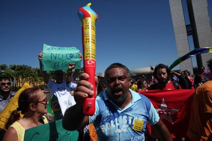 Un seguidor de la presidenta de Brasil Dilma Rousseff grita consignas en una manifestación de apoyo.