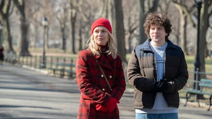 Claire Danes y Jesse Eisenberg, en el tercer episodio de 'Fleishman está en apuros'.