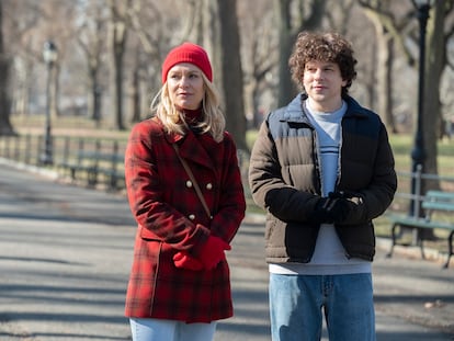 Claire Danes y Jesse Eisenberg, en el tercer episodio de 'Fleishman está en apuros'.