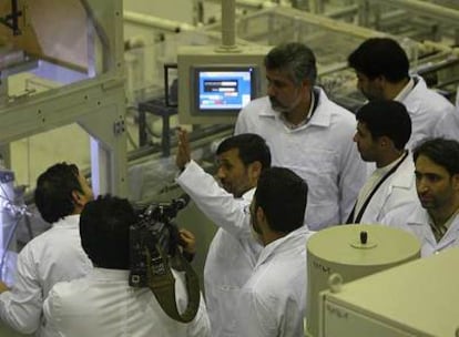 El presidente iraní, Mahmoud Ahmadinejad, en el momento de la inauguración de la planta de Isfahan