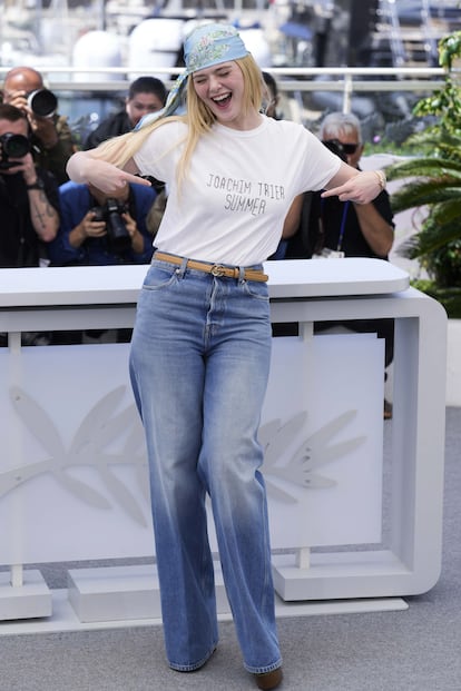 Elle Fanning presumiendo de su camiseta de Dylan's T-Shirt Club en el festival de Cannes, el 22 de mayo de 2025.