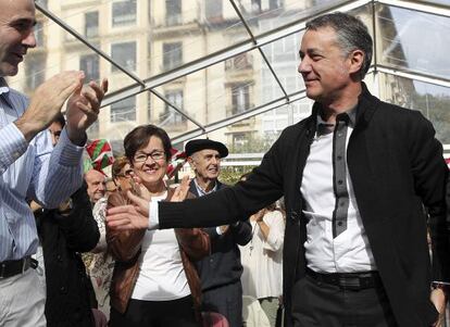 Urkullu saluda a varios de los presentes a su llegada al acto de su partido en el Boulevard de San Sebastián.