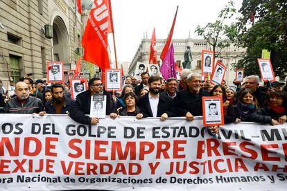 El presidente chileno, Gabriel Boric (en primera fila, con camisa blanca), este domingo en Santiago en la marcha por los 50 años del golpe de Estado contra Allende.