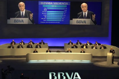Francisco González se dirige a los accionistas en un discurso transmitido por pantallas gigantes.