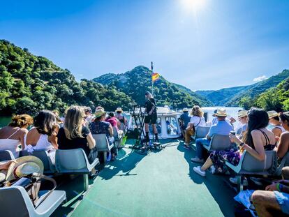 Música en un crucero fluvial durante el festival Ribeira Sacra de 2019.