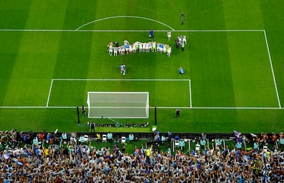 Los jugadores argentinos celebran con su afición tras clasificarse para la final del Mundial de Qatar.