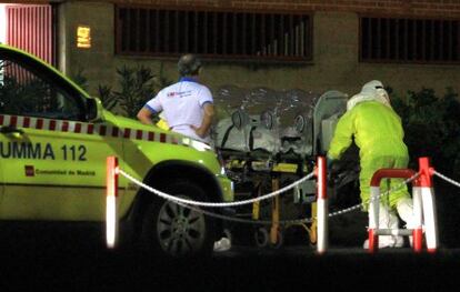 Traslado de la primera contagiada de ébola en España