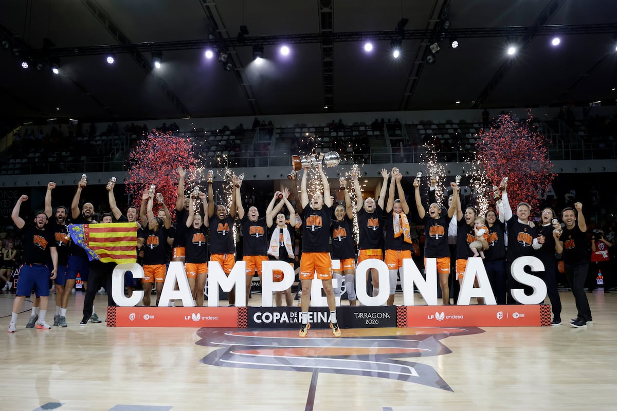 El Valencia renace de sus cenizas para levantar la Copa de la Reina ante el Jairis