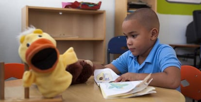 Un estudiante del Colegio Minerva Mirabal de Santo Domingo (República Dominicana).