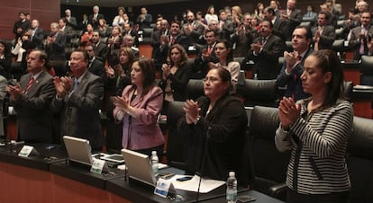 Senadores mexicanos aplauden al conocer el fallecimiento del líder sudafricano Nelson Mandela, 5 de diciembre de 2013, en Ciudad de México (México). Los senadores cambiaron el tradicional minuto de silencio por un minuto de aplausos en honor al dirigente sudafricano. 