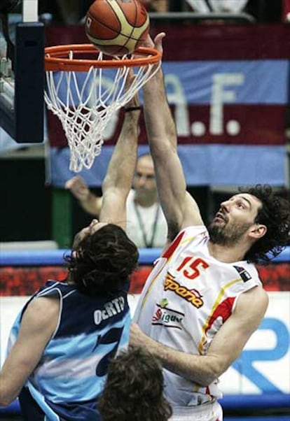 Jorge Garbajosa, el mejor jugador de la selección española en la semifinal, mete una canasta frente a la oposición de Fabricio Obert.