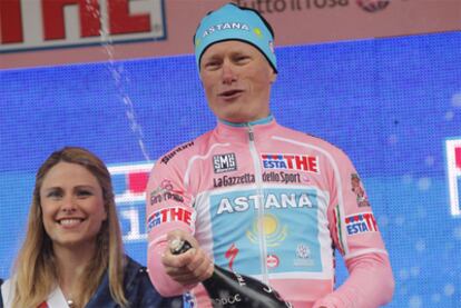 Vinokourov se mantiene líder en el Giro.
