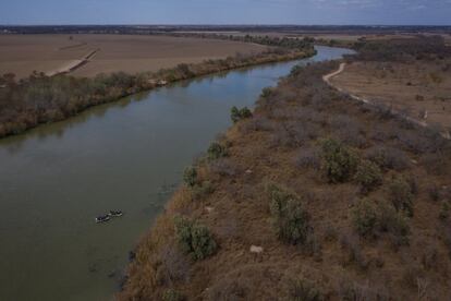 Contrabandistas usan balsas para transportar a familias y niños migrantes a través del río Grande.