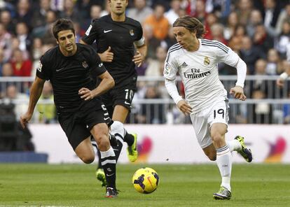 Modric conduce el balón ante Markel Bergara.