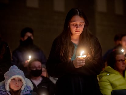 Una estudiante de la secundaria de Oxford participa en una vigilia en recuerdo a las víctimas en la noche del martes.