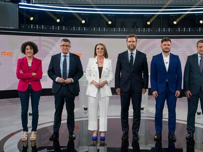 Desde la izquierda, Aina Vidal (Sumar), Patxi López (PSOE), Cuca Gamarra (PP), Iván Espinosa de los Monteros (Vox), Gabriel Rufián (ERC), Aitor Esteban (PNV) y Oskar Matute (EH Bildu), antes del debate en RTVE en Madrid.